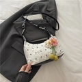Borsa a spalla bianca arricciata con stampa nera e ciondolo a fiori intrecciati 3D - Con Ciondolo / Bianco