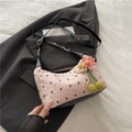 Borsa a tracolla plissettata rosa con lettere K nere e ciondolo floreale su blazer - Con Ciondolo / Rosa