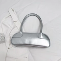 Borsa baguette minimalista in pelle argento con manico lungo in stile bowling chic - Argento