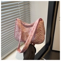 Detalle del bolso de hombro acolchado rosa con patrones de lazo 3D y cremallera superior - Rosa