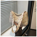 Detalle del bolso de hombro de nailon blanco con lazos rosas y textura de tela plisada - Blanco
