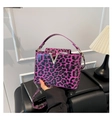 Détail du sac à main léopard violet avec finition brillante et boucle en métal doré en V - Violet