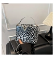 Vue détaillée du sac à main léopard avec boucle en métal V et bandoulière fine réglable - Noir