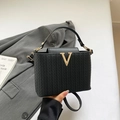 Schwarze Eimer-Tasche mit Webstruktur, goldener V-Metallschnalle und Schultergurt - Schwarz