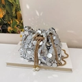 Sac seau élégant en paillettes argentées avec chaîne dorée et détails de perles - Argenté