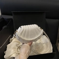 Elegante borsa a mano a forma di conchiglia bianca con perline e pelle testurizzata - Bianco