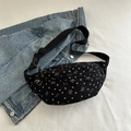 Zwarte crossbody borsttas met witte hart- en strikprints op een denim jasje - Zwart