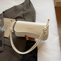 Weiße Umhängetasche aus Kunstleder mit Knotengurt und Fashion & Bags Aufschrift - Gebrochenes Weiß