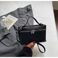 Detalle de bolso caja de cuero granulado negro con cremalleras plateadas y asa superior - Negro