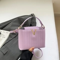 Petit sac carré violet clair à texture tissée avec boucle dorée en V et poignée fixe - Violet