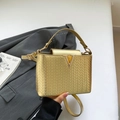 Sac bandoulière doré à texture tressée avec boucle en V et bandoulière en cuir - Or