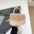 Bolso bandolera beige con solapa tejida marrón y cierre de herradura dorado elegante - Blanco