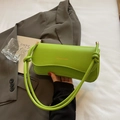 Minimalistische lindgrüne Baguette-Schultertasche mit geknotetem Gurt und Goldschrift - Grün