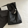 Sac hobo noir tressé avec bandoulière large en cuir et finition texturée moderne - Noir