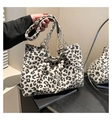 Detalle de bolso tote de pana con estampado de leopardo, perlas y asas de cadena plateada - Negro