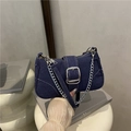 Borsa a tracolla in denim blu scuro con catena d'argento e fibbia in metallo - Blu