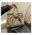 Detalle de bolso tote de pana con estampado de leopardo, cadena y adorno de perlas - Caqui
