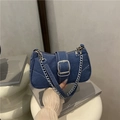 Borsa a spalla baguette in denim blu con fibbia argento e catena su un piedistallo elegante - Azzurro