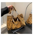 Detalle del bolso de leopardo con cadena plateada y colgante de perla blanca - Marrón