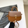Bolso bandolera de cuero marrón con solapa tejida y hebilla dorada de metal - Marrón