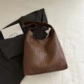 Sac fourre-tout tressé marron avec motif à carreaux dense et large bandoulière - café