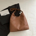 Sac hobo marron minimaliste en cuir tressé avec texture grillagée sophistiquée - Marron
