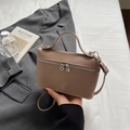 Sac boîte en cuir grainé taupe avec détails argentés et bandoulière réglable - Kaki