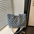 Bolso tote vaquero con textura de cuadros deshilachados y colgante de ciervo dorado - Azul a Cuadros