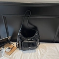 Glänzende schwarze Hobo-Tasche aus Lederimitat mit Schnallentasche und Schultergurt - Schwarz