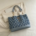 Borsa tote in denim a scacchi blu con bordi sfrangiati e tracolla a catena dorata - Blu a Quadri