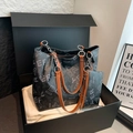 Grand sac cabas noir imprimé lettres avec anses marron et chaîne dans un coffret cadeau - Noir