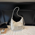 Glänzende cremefarbene Hobo-Bag aus Kunstleder mit Klapptasche und Schultergurt - Gebrochenes Weiß