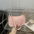 Borsa sottobraccio rosa in finta pelle con trama a serpente e design a mezzaluna - Rosa