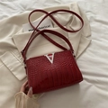 Retro donkerrode crossbodytas met krokodillenpatroon en zilveren V-vormige gesp - Rood
