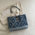 Borsa tote in denim con stampe di stelle, dettagli con frange e ciondolo - Blu Stellato