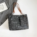 Bolso tote vintage negro con estampado de letras blancas, asas marrones y monedero - Negro