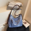 Bolso hobo de lona lavada azul con correa de cuero marrón y detalle de triángulo - Azul