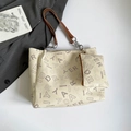 Bolso tote beige con estampado de letras, correas de cadena marrón y bolso pequeño - Blanco