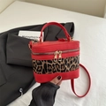Borsa a tracolla rossa con stampa leopardata e dettagli dorati stile coreano - Rosso