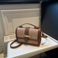 Bolso bandolera chic para mujer con diseño geométrico marrón y beige y herrajes oro - Marrón