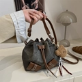 Retro drawstring bucket bag in grey denim and brown leather with bear charm and straps - Black With Pendant