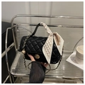 Detalle del bolso acolchado negro con cadena dorada y pañuelo de seda en el asa - Negro