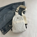 Minimalistische weiße Nylon-Brusttasche mit verstellbarem Gurt und Logo-Detail - Weiß
