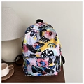 Dettaglio dello zaino con graffiti artistici e motivi colorati su una scrivania in legno - Stampa Graffiti Astratti (Modello 3)