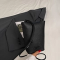 Borsa a secchiello nera minimalista in grana litchi con scritta Forever Young e tracolla - Nero