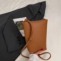 Secchiello marrone in pelle litchi con tracolla sottile e dettagli in metallo - Marrone