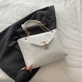 Borsa a spalla bianca in ecopelle con catena dorata e ciondolo a forma di cervo - Bianco