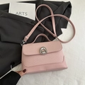Borsa a tracolla rosa chic con trama intrecciata, chiusura in metallo e tracolla - Rosa