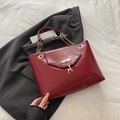 Elegante borsa tote in vernice rosso vino con ciondolo a cervo dorato e catena - Rosso