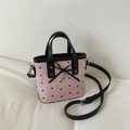 Rosa plissierte Handtasche mit schwarzen Schleifenprints und Herzanhänger für Damen - Klein (Stil 2)